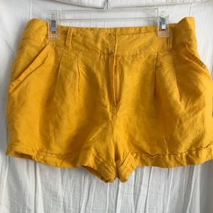 Yellow shorts 💛